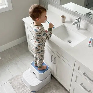 Kids non-slip step stool by Univers Nest, sturdy toddler bathroom and kitchen stool with slip-resistant surface and safety features.