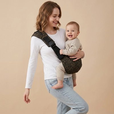 Ergonomic Univers Nest baby carrier with padded straps and adjustable design, suitable for comfortable baby wearing.